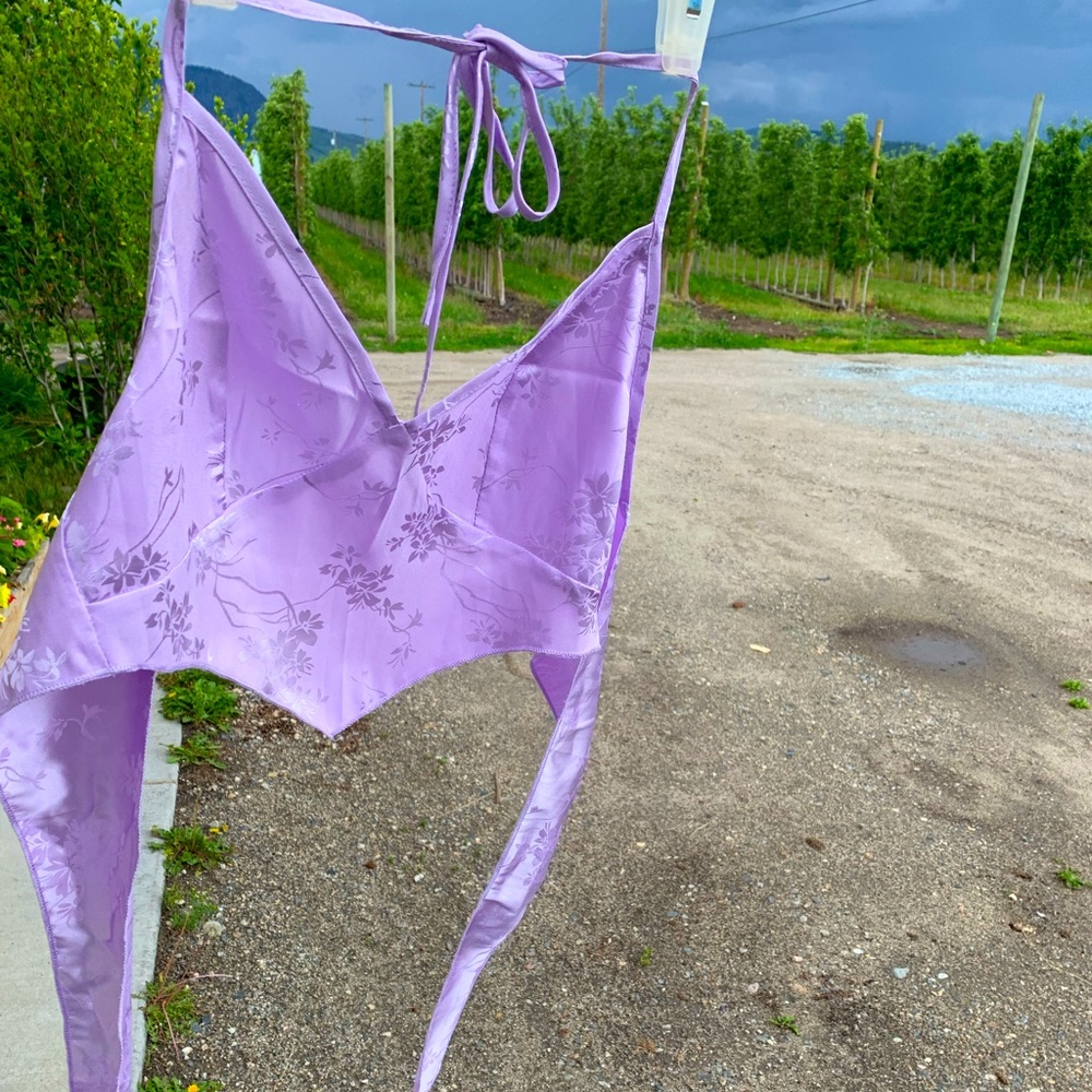 Halter Silk Tie Top Size small in lilac - Picture 3 of 11